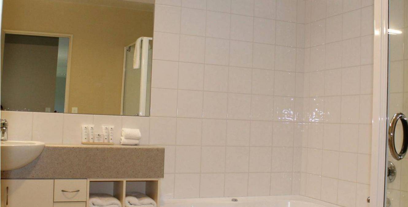 Three Bedroom Lodge Main Bathroom